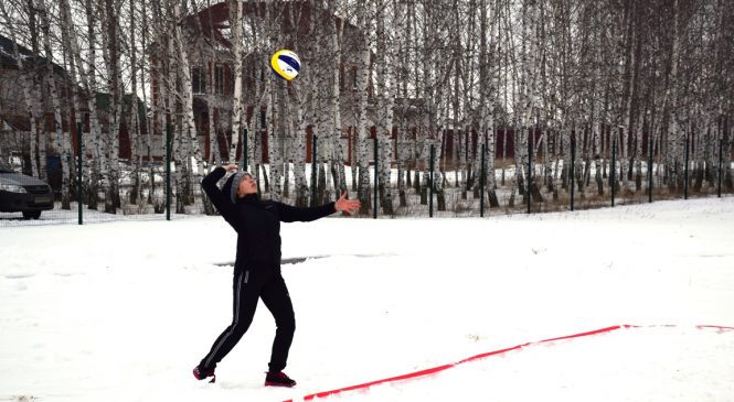 Журналисты сыграли в волейбол на снегу