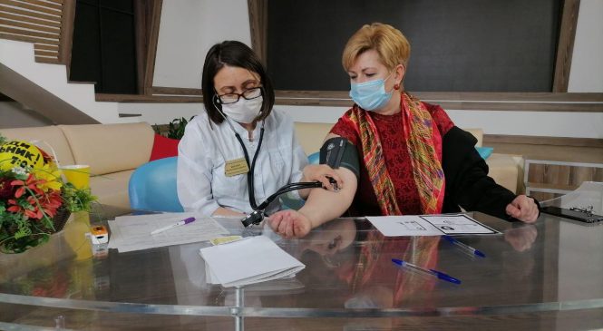 Сотрудники телерадиокомпании «Липецкое время» сделали прививку на рабочем месте
