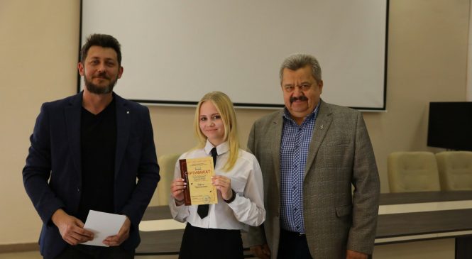 В ШКОЛЕ МОЛОДЫХ ЖУРНАЛИСТОВ ВРУЧЕНЫ СЕРТИФИКАТЫ