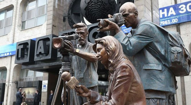 В МОСКВЕ ОТКРЫЛИ СКУЛЬПТУРНУЮ КОМПОЗИЦИЮ “РОССИЙСКИЕ ЖУРНАЛИСТЫ”