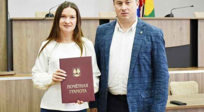 ПОЧЕТНАЯ ГРАМОТА ИЗ РУК РУКОВОДИТЕЛЯ МУНИЦИПАЛИТЕТА